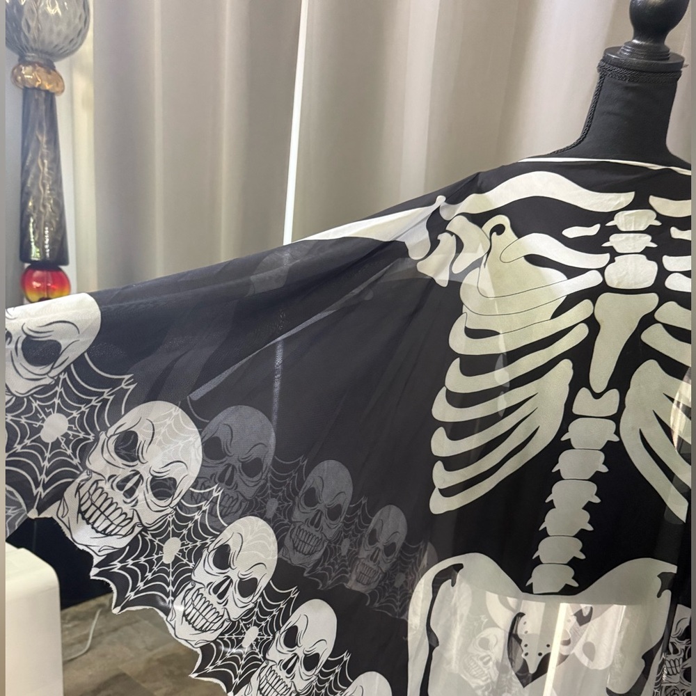 Victoria Harbour Black and White Garment - Picture 2 of 6